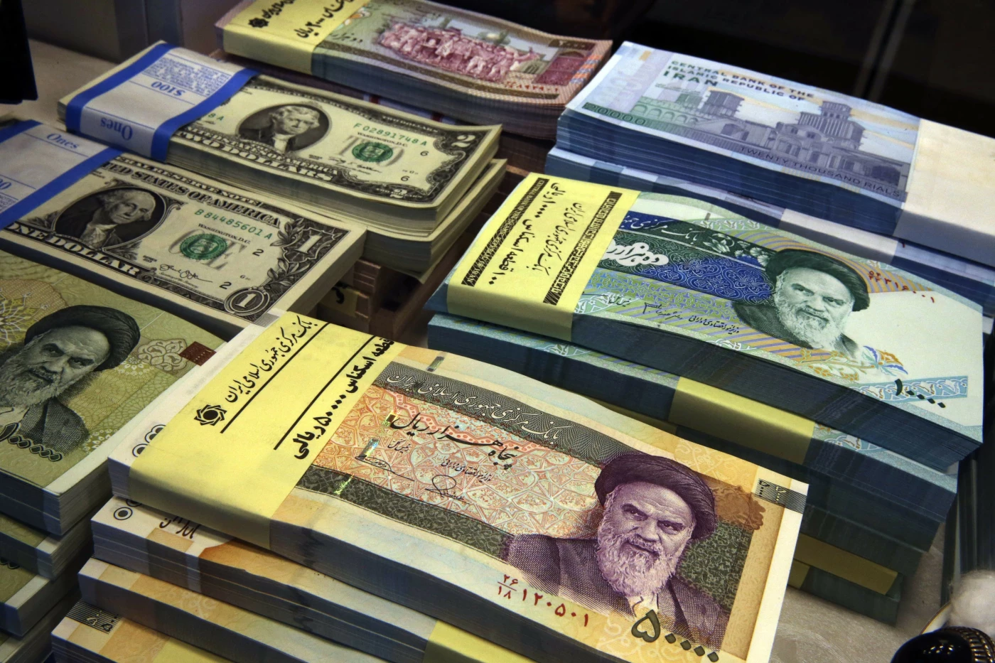 Image of Iran says state bank accounts overseas emptied before sanctions hit