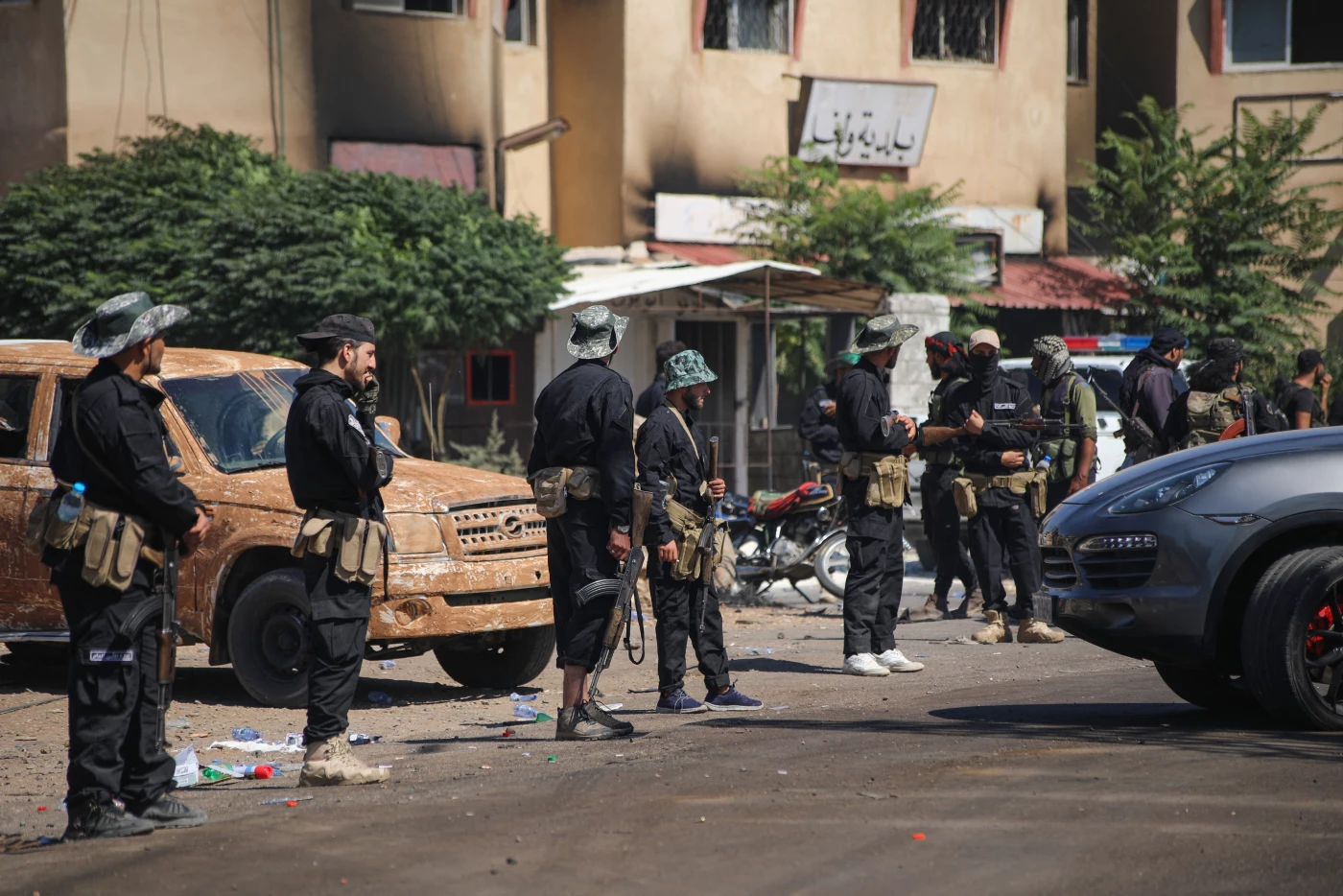 Image of US envoy urges Damascus-affiliated groups to ‘immediately lay down their arms’