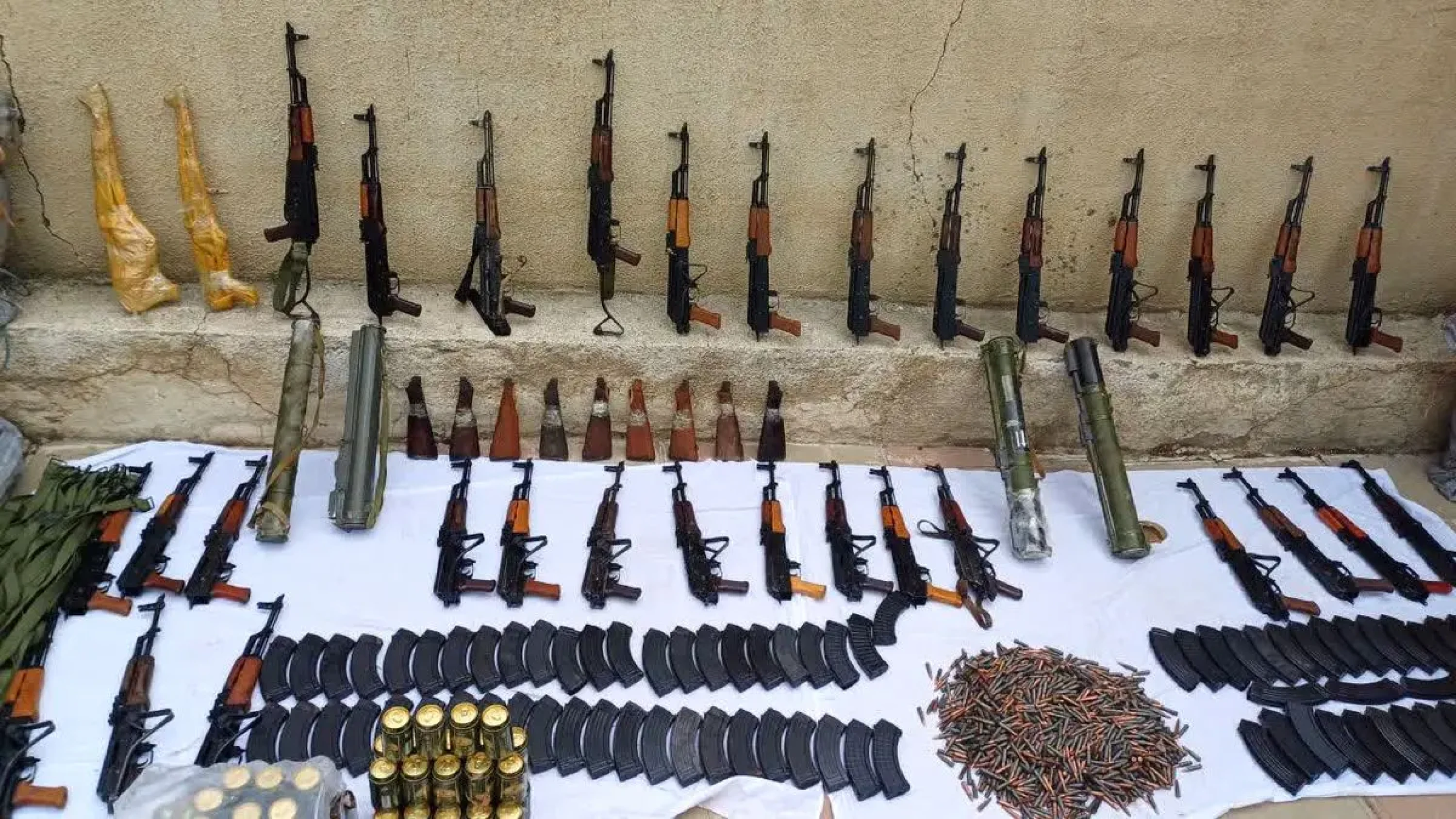 Image of IRGC says seized American weapons smuggled by groups ‘based in northern Iraq’