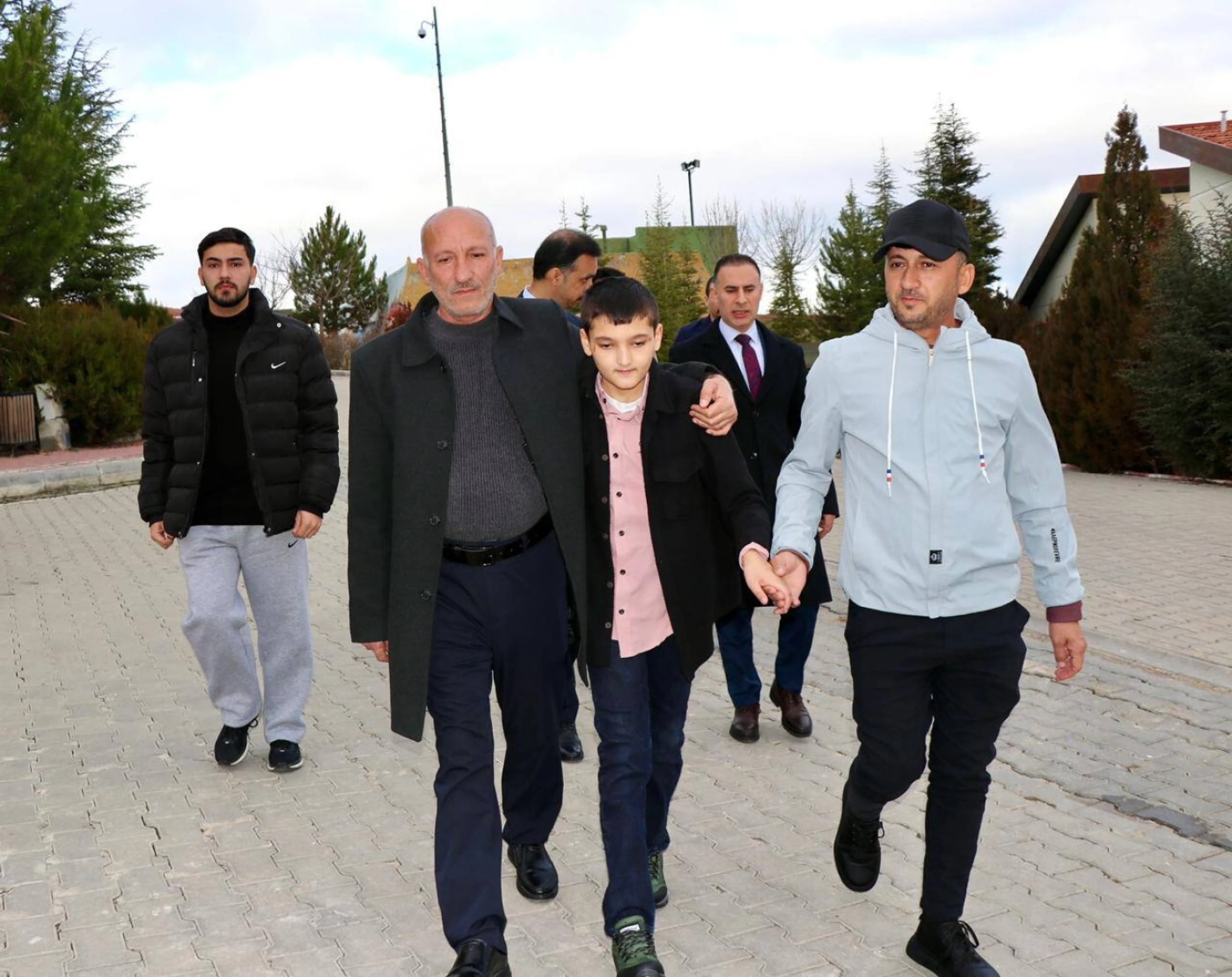 Image of Iraq returns child abducted by ISIS from Turkey 