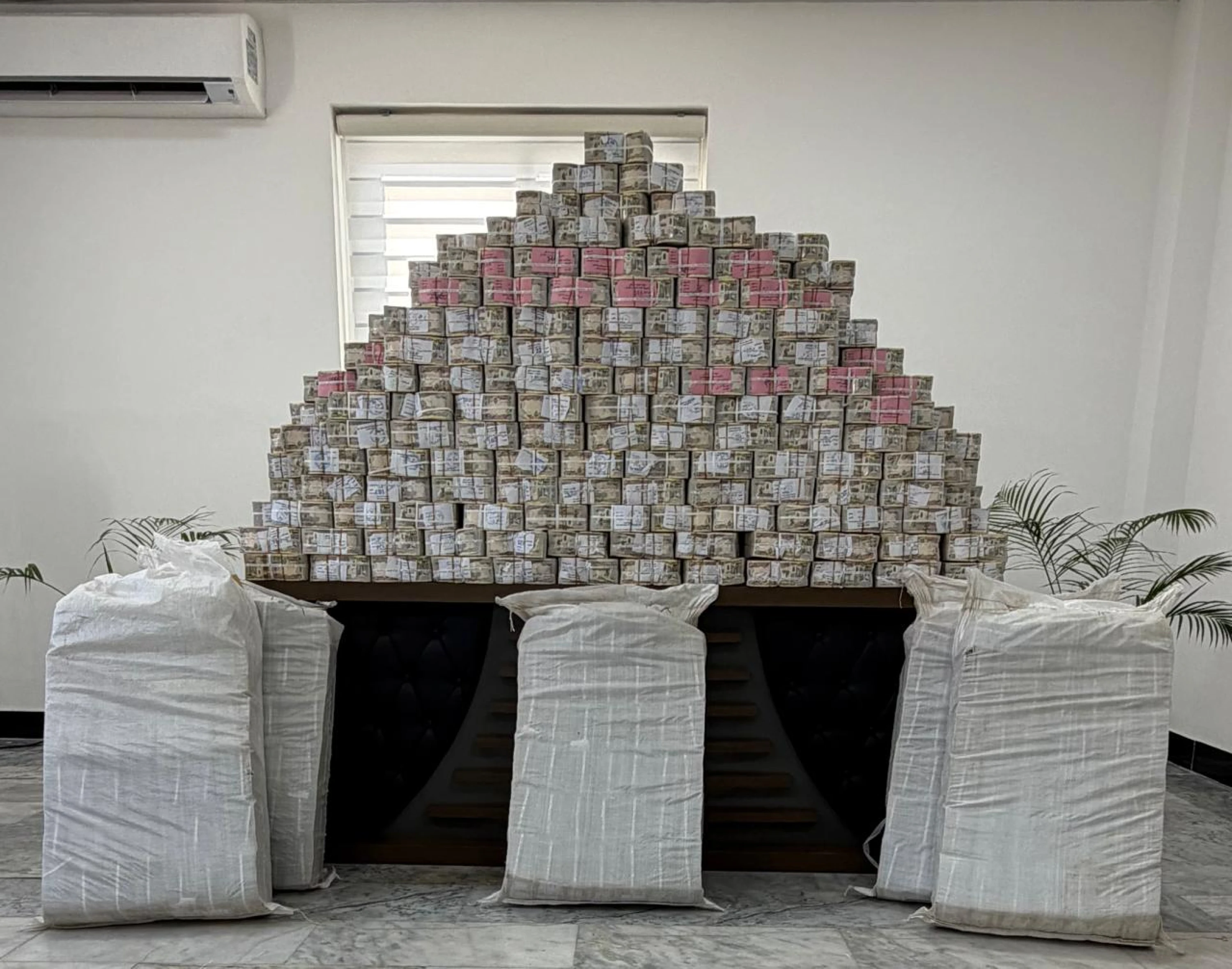 Image of Iraq seizes 27 billion dinars in oil corruption case