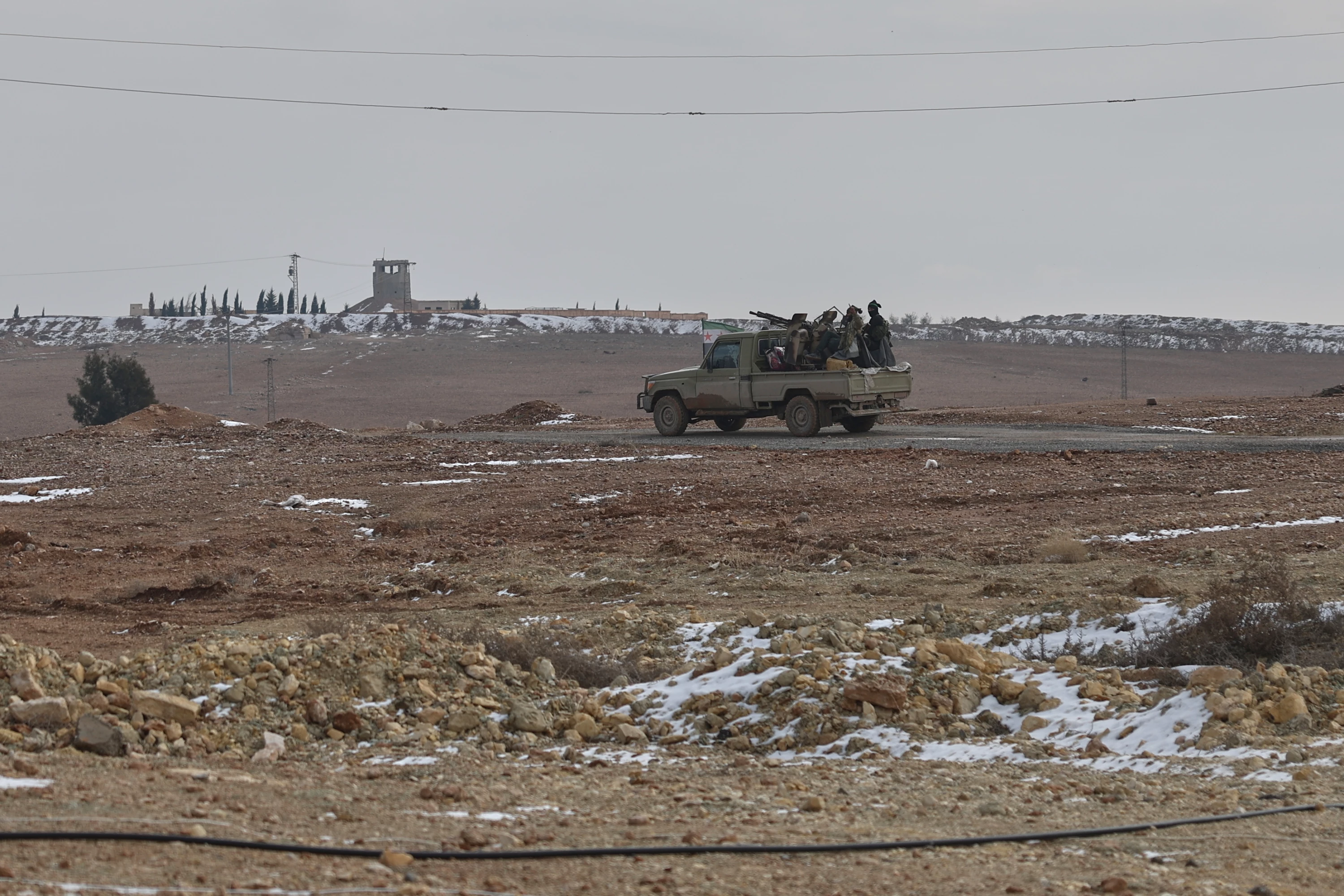 Image of Syrian forces set to enter Rojava cities Monday; curfew to be implemented