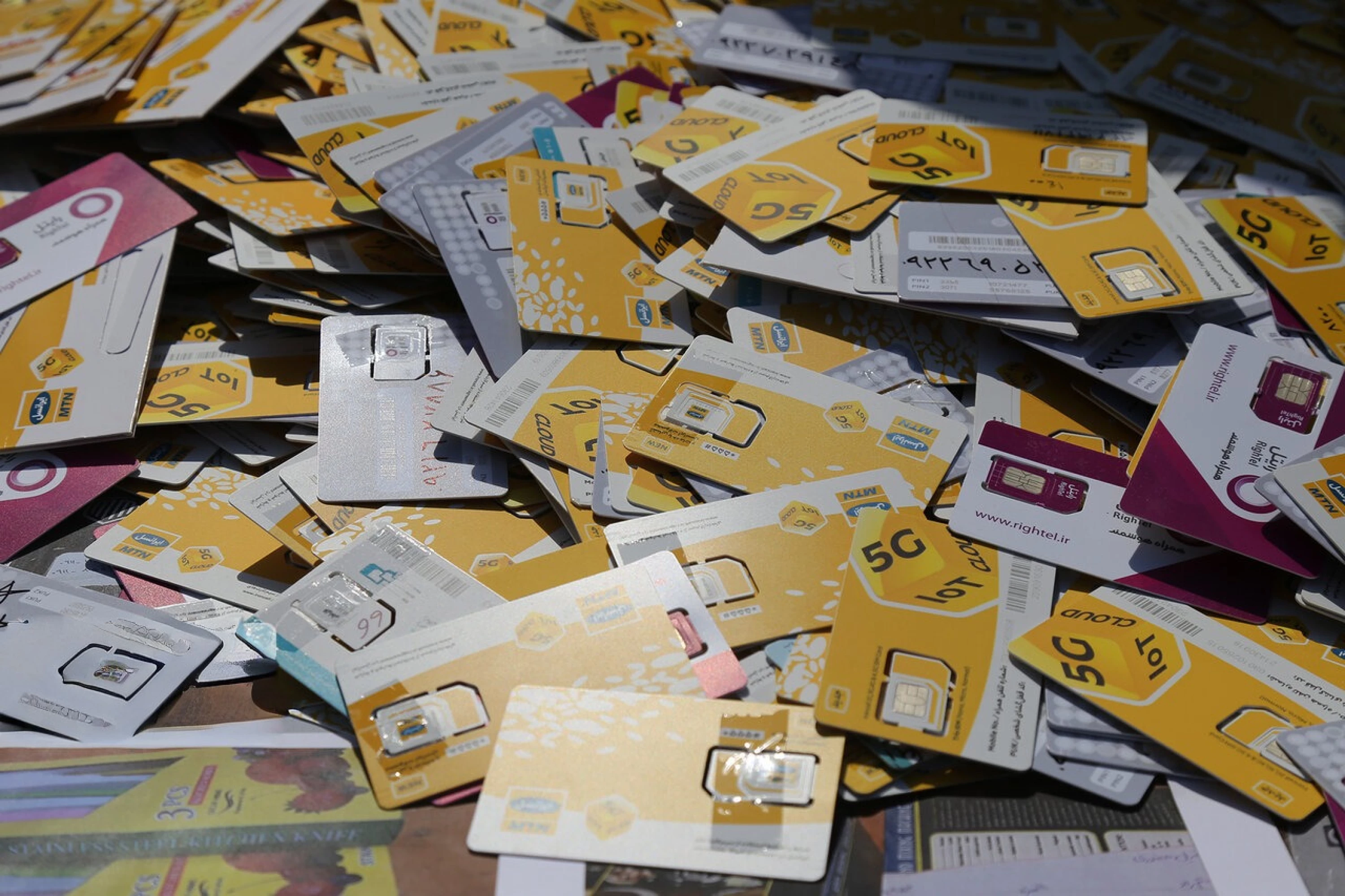 Image of Iran orders probe into ‘white SIM cards’ used by officials 