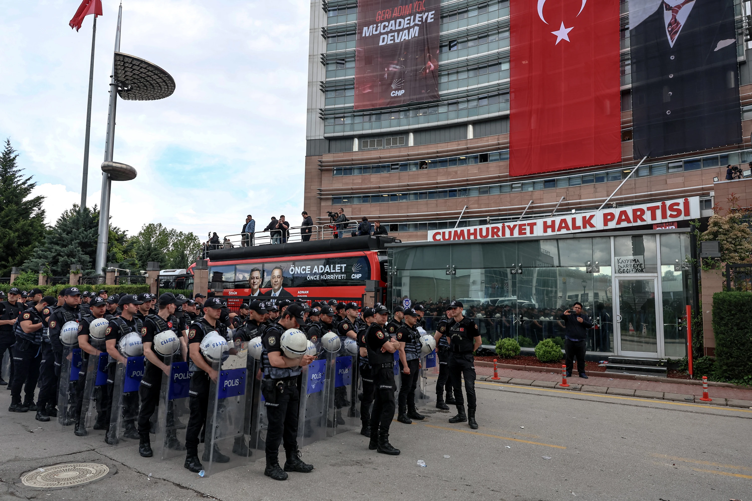 Image of Turkish police storm CHP HQ to evict ousted leadership