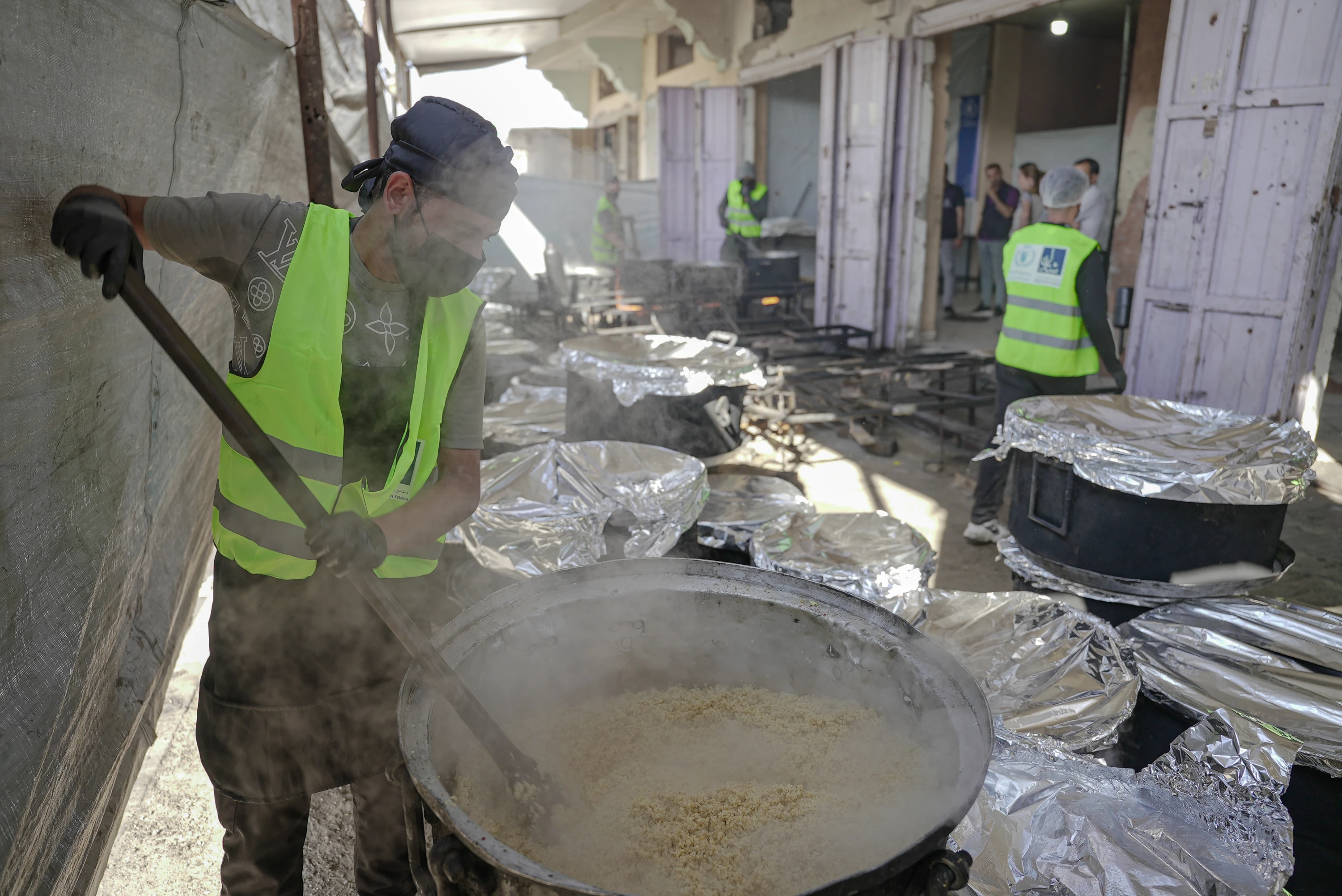 Image of WFP cuts food aid for half a million people in Gaza amid funding shortages
