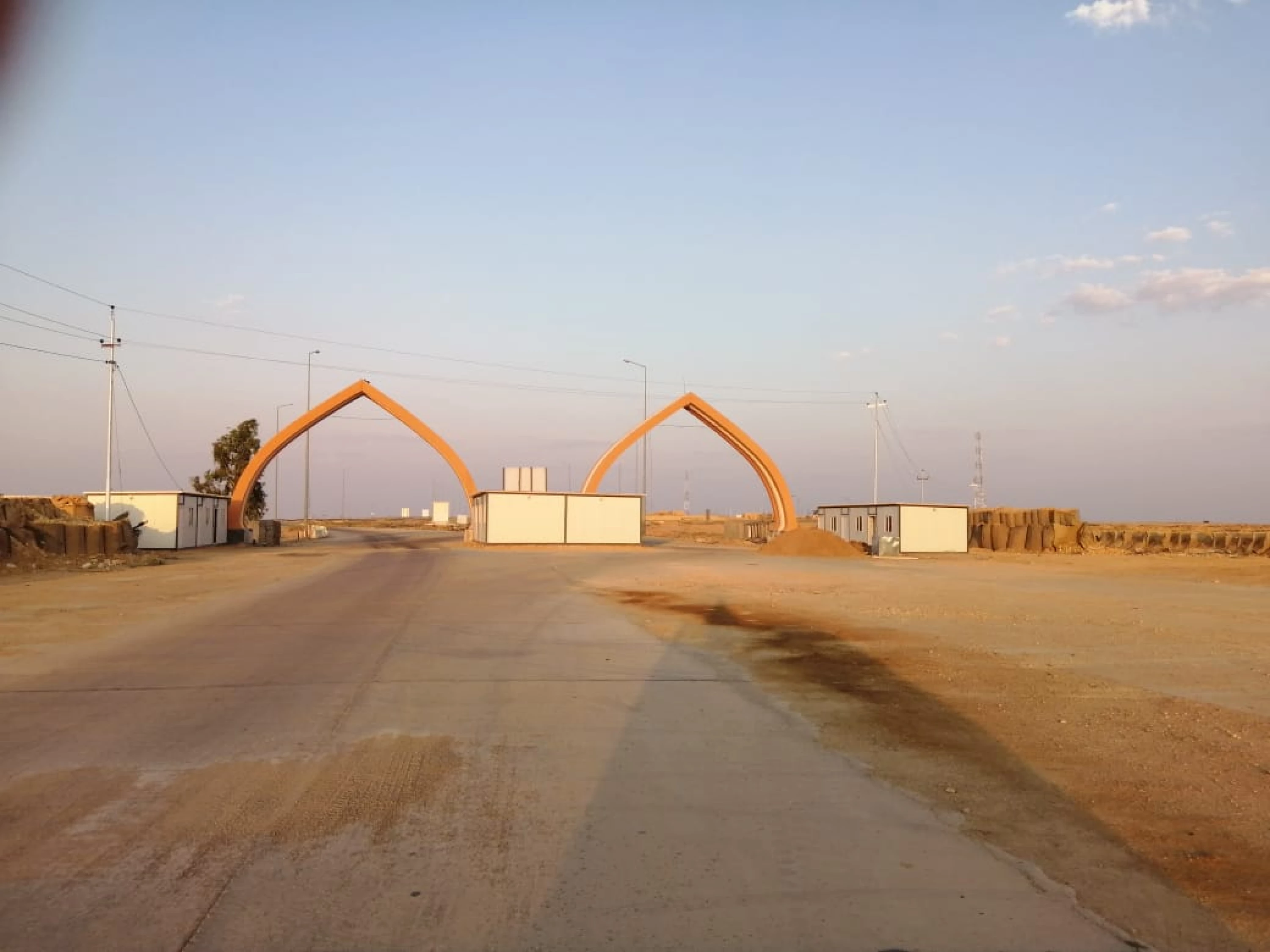 Image of Iraq to reopen key crossings with Syria