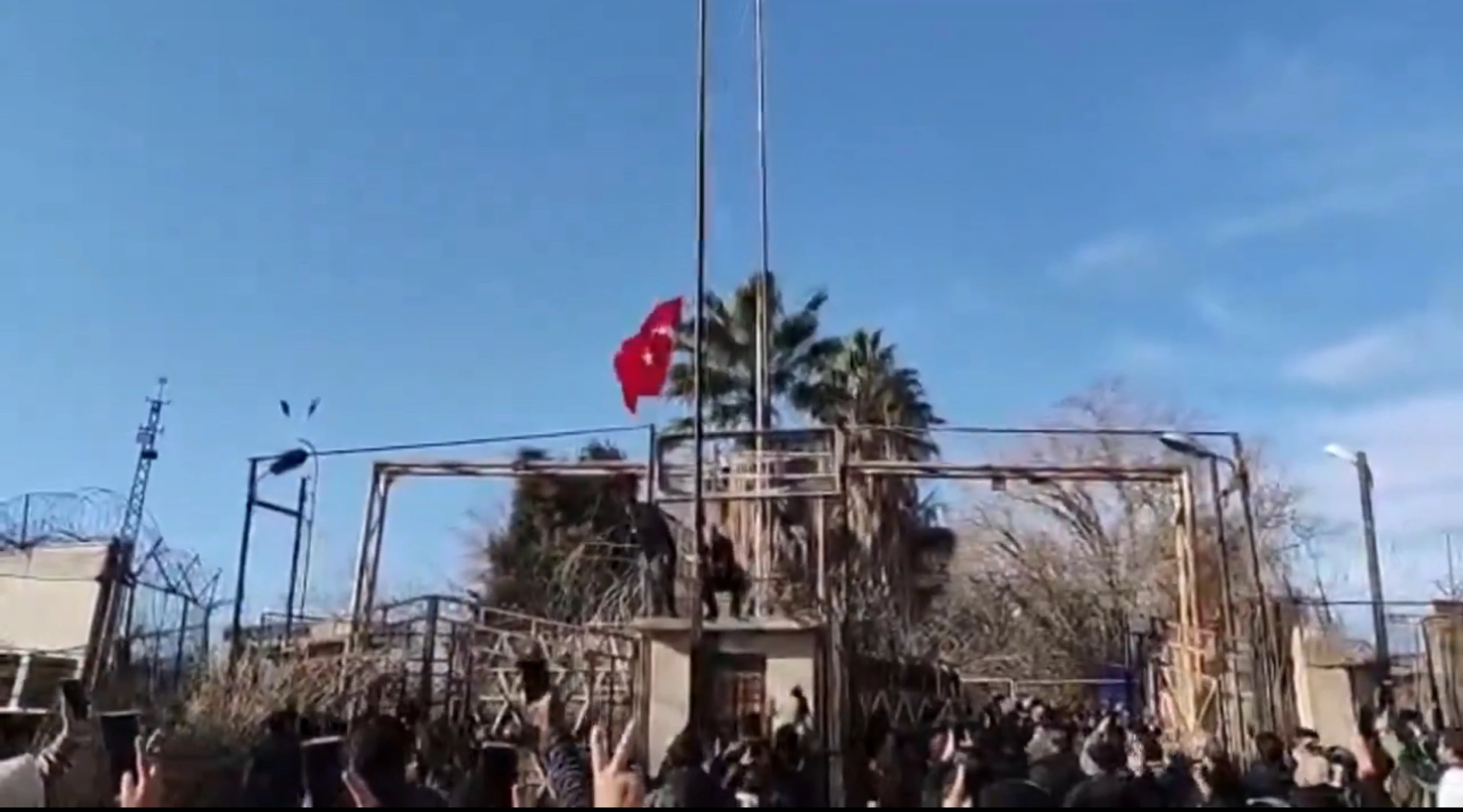 Image of KCK says removing Turkish flag on Syria border ‘conspiracy’ against Kurds