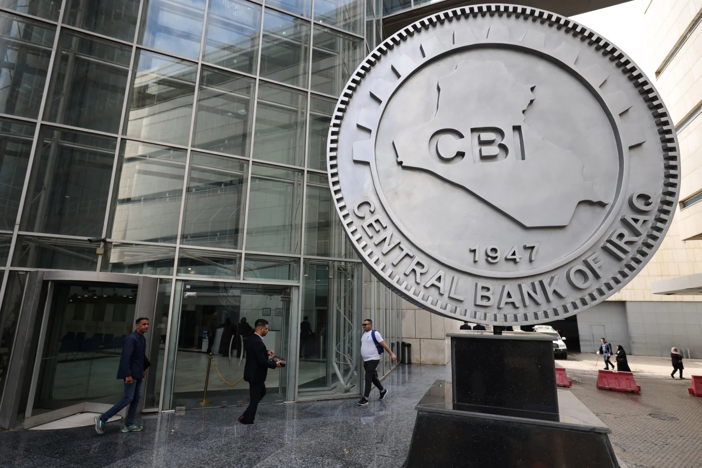 Iraq taps dormant tax funds to pay salaries amid oil price woes, budget deficit Image