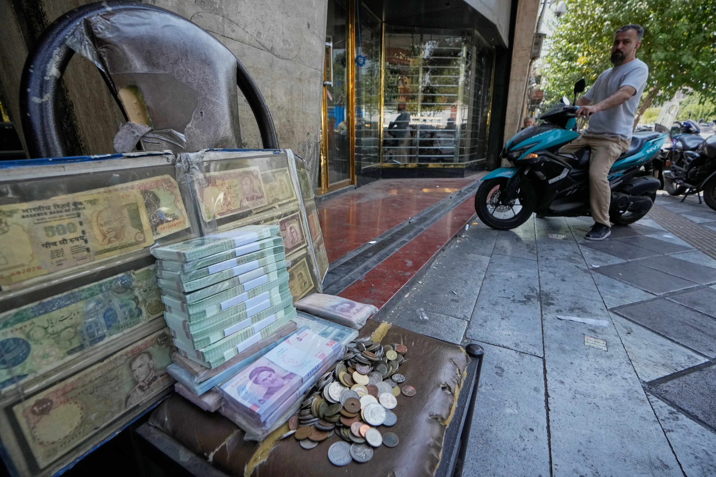 Image of IRGC says gov't support key to overcoming US economic pressure