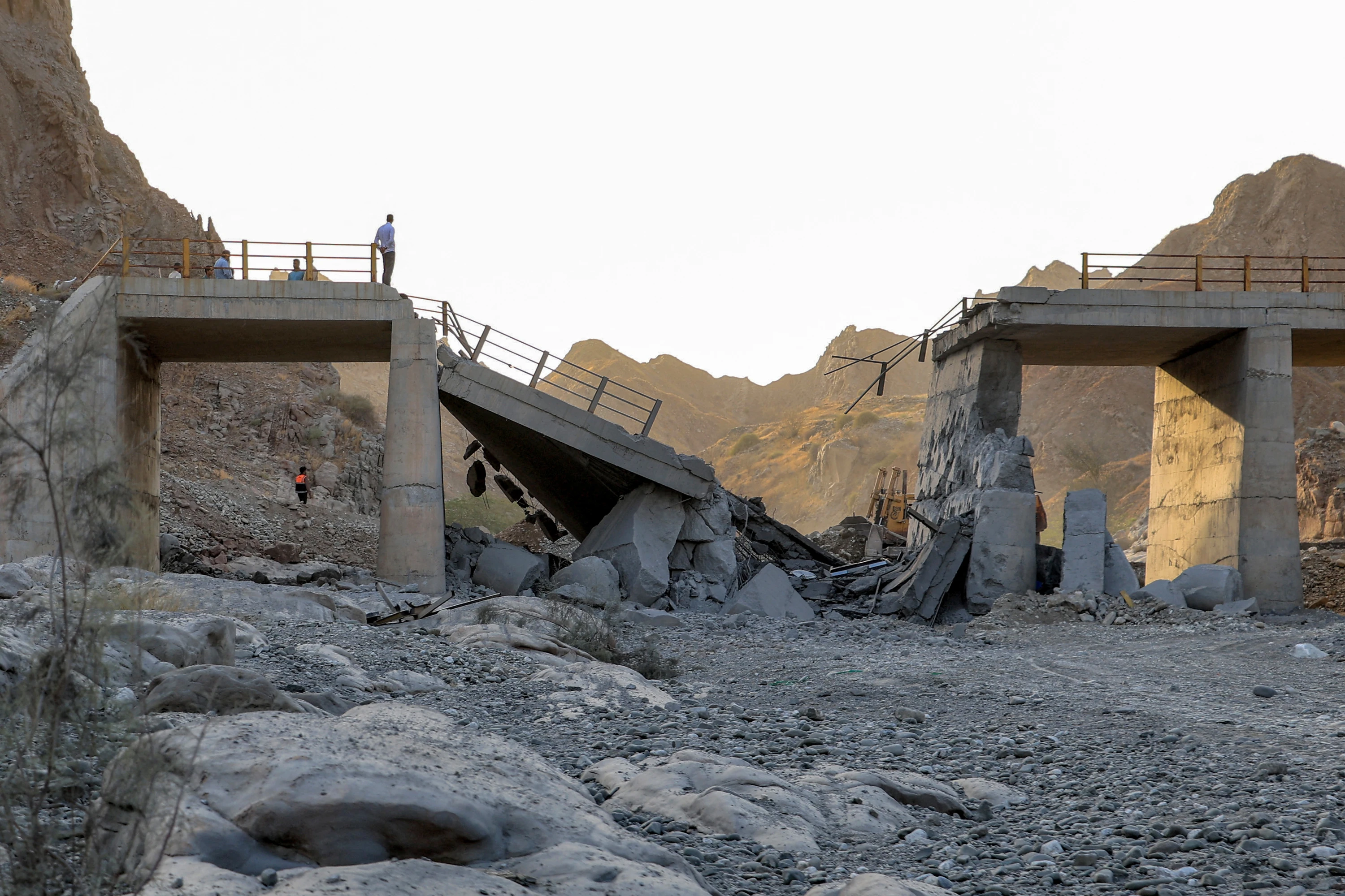 Image of Trump threatens to destroy one Iranian power plant, bridge per Hormuz ship attack 