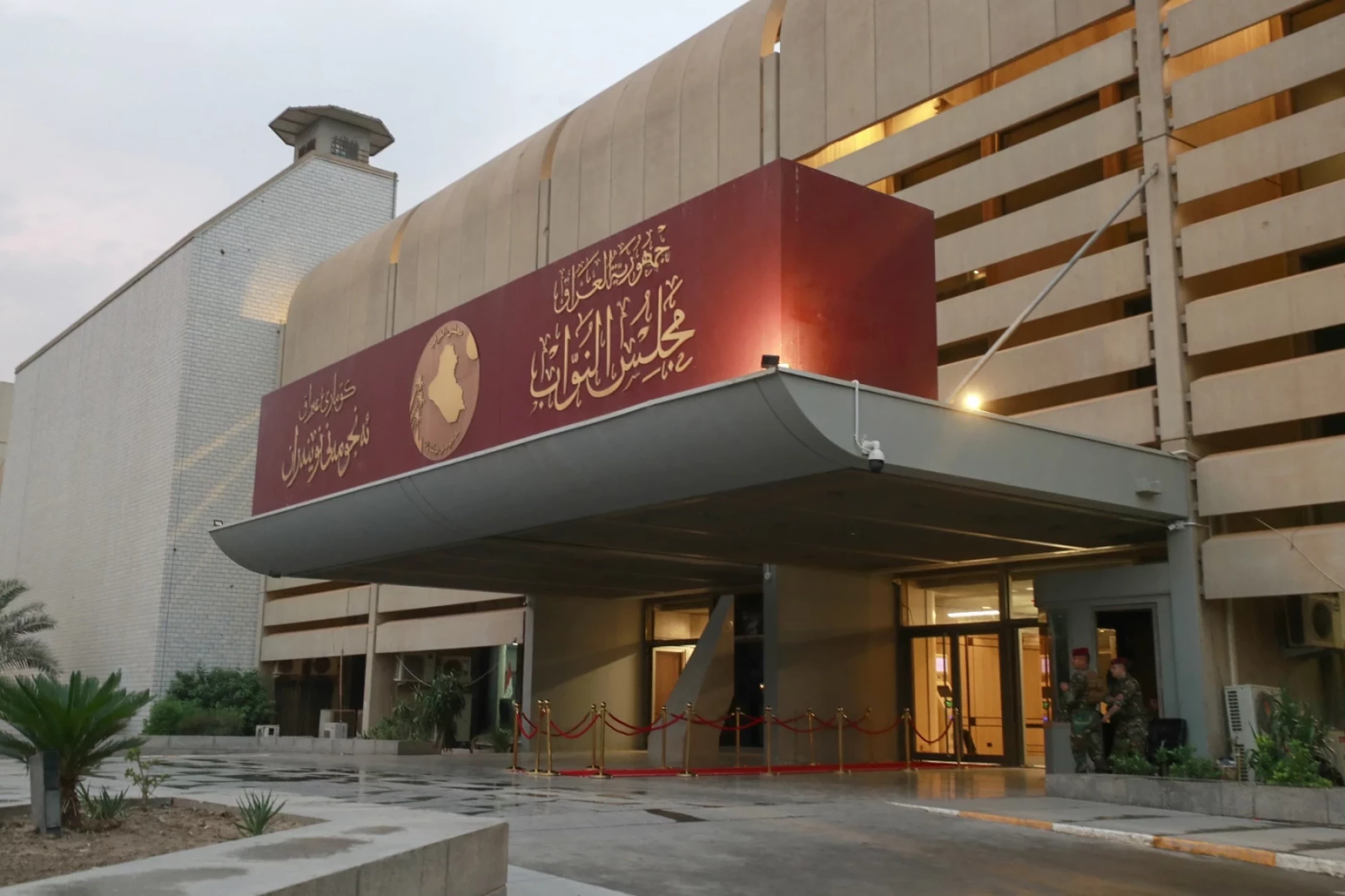 Image of Iraqi parliament postpones session to vote on president