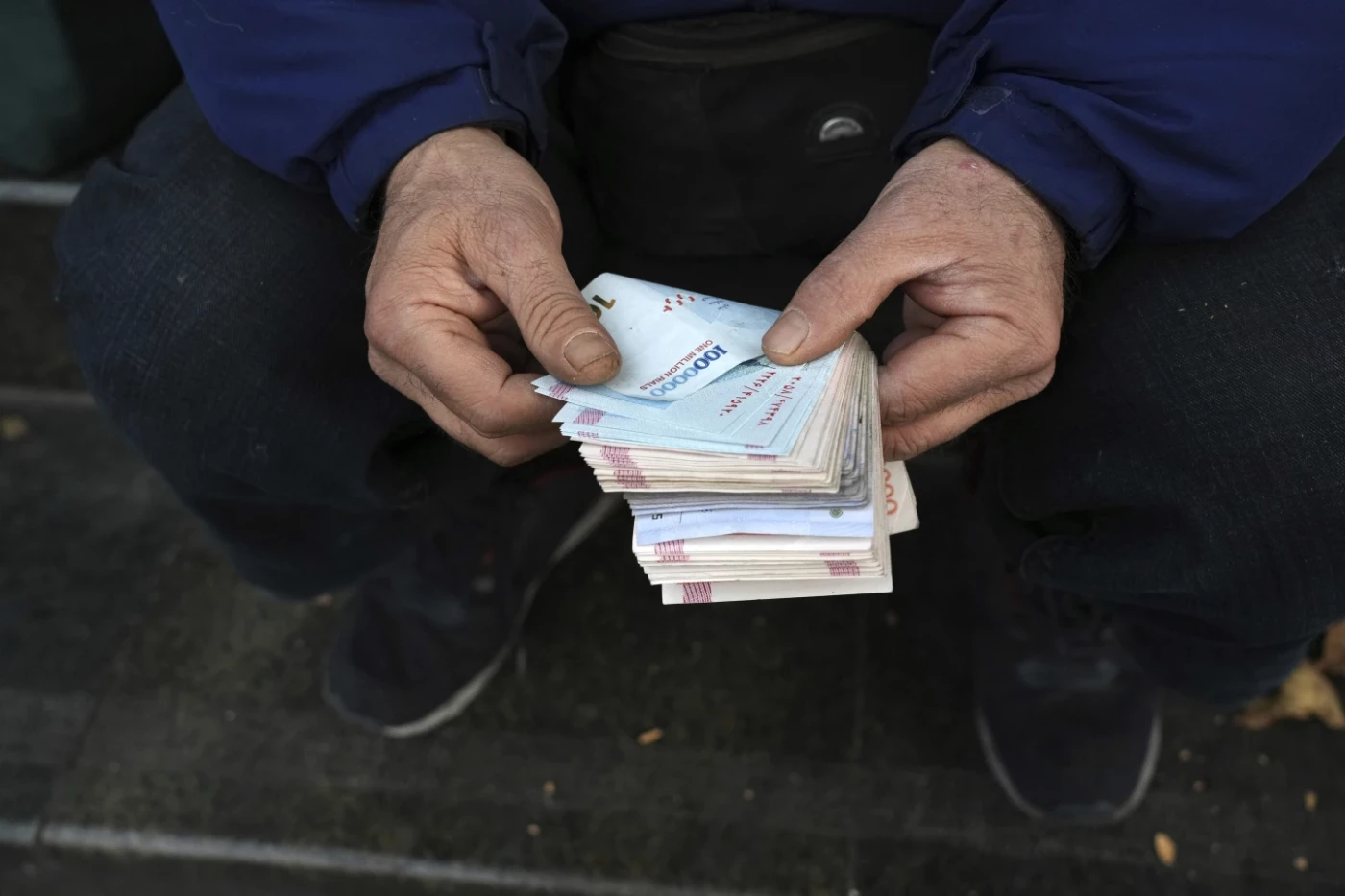 Iran approves to remove four zeros from currency Image
