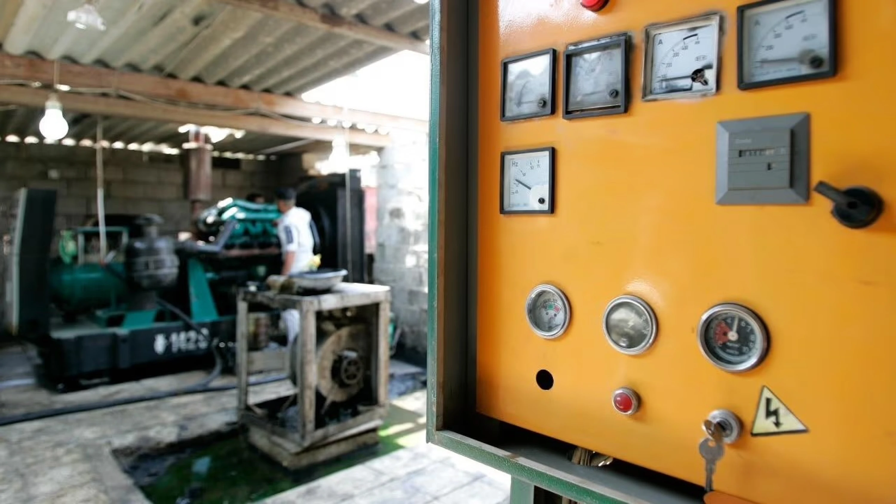 Image of Iraqi private generator owners threaten boycott if demands not met
