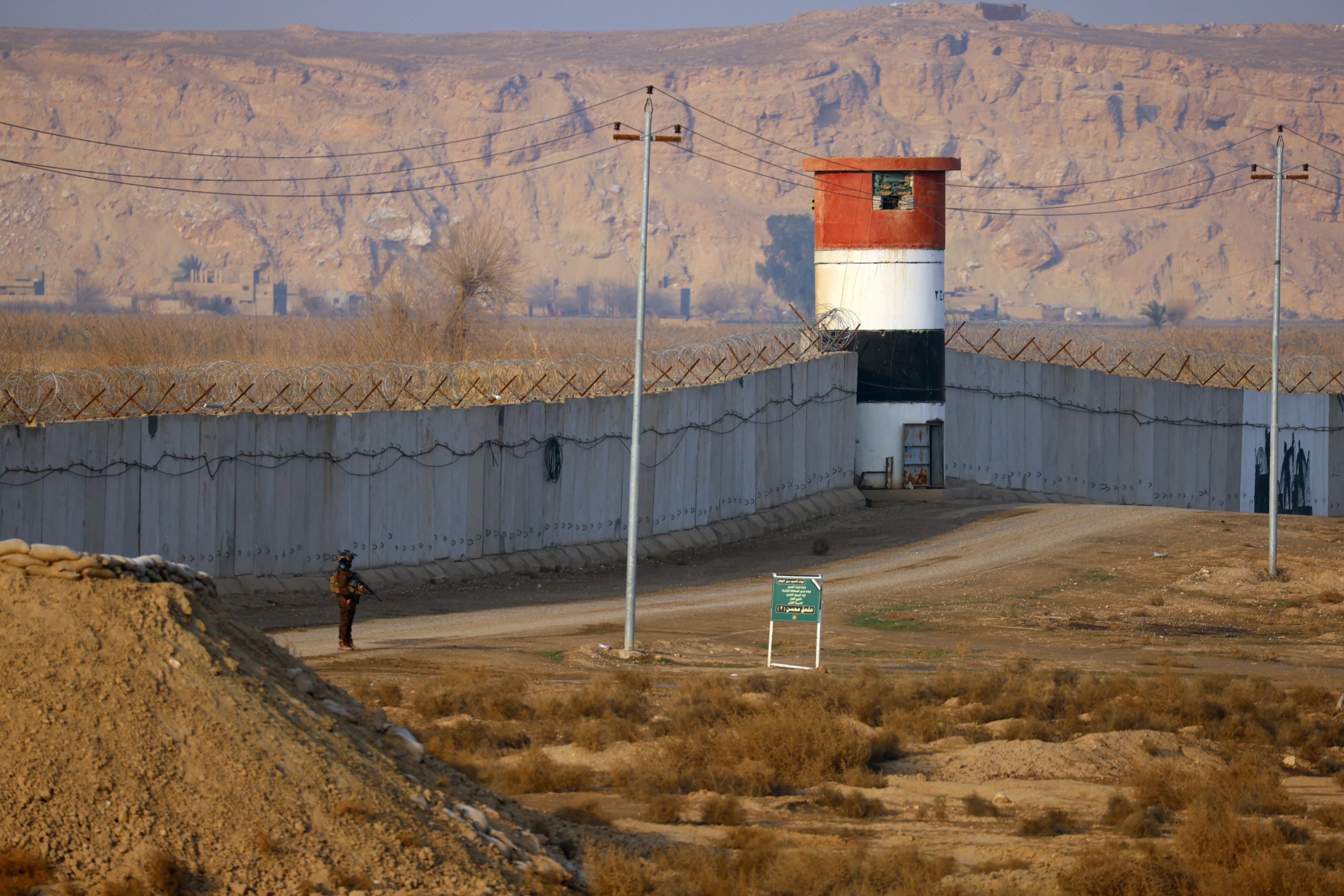 Image of Iraq says Syria border wall is 80% complete amid instability