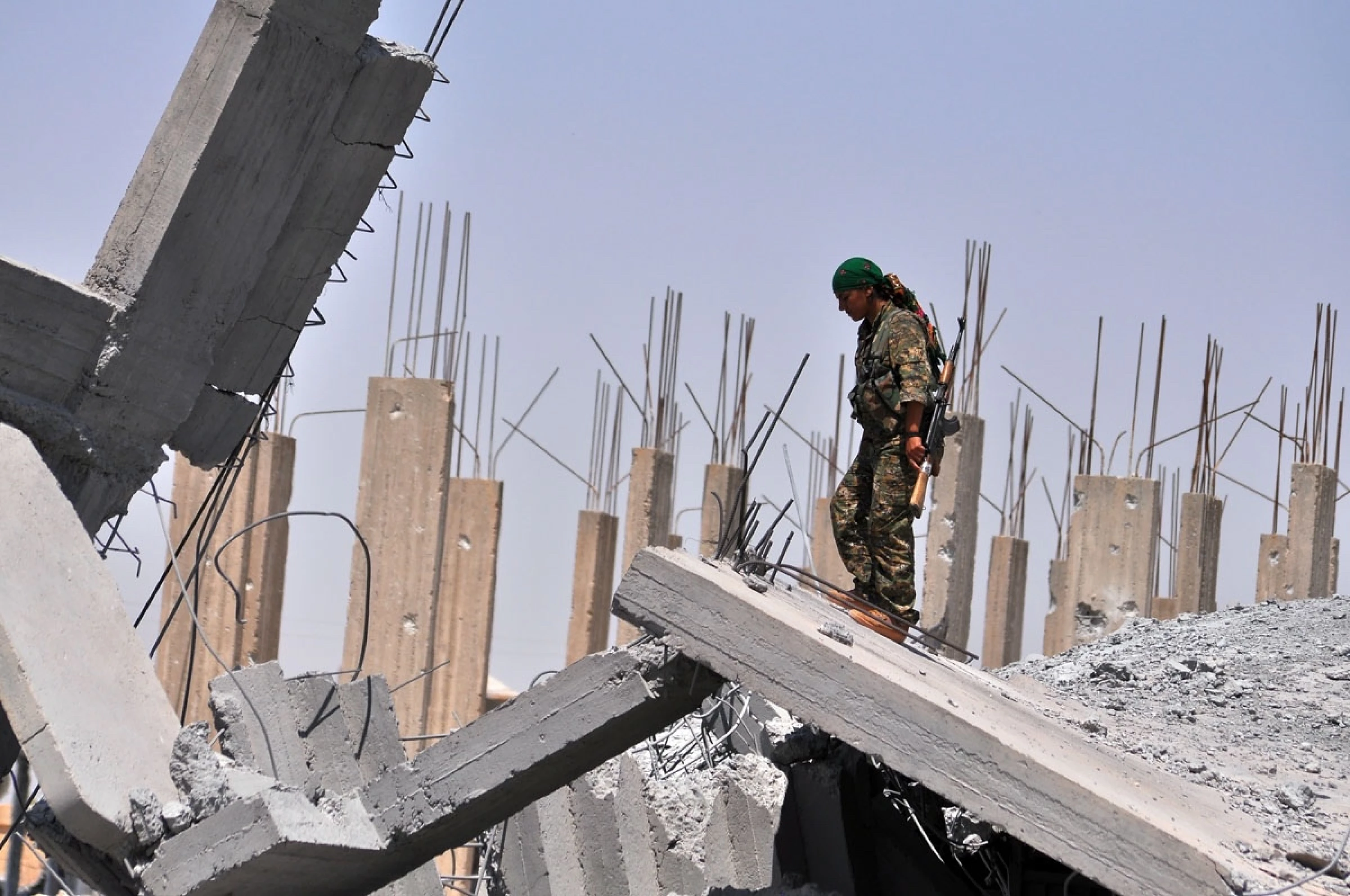 Image of Damascus-linked forces desecrating female fighters’ bodies, YPJ warns 