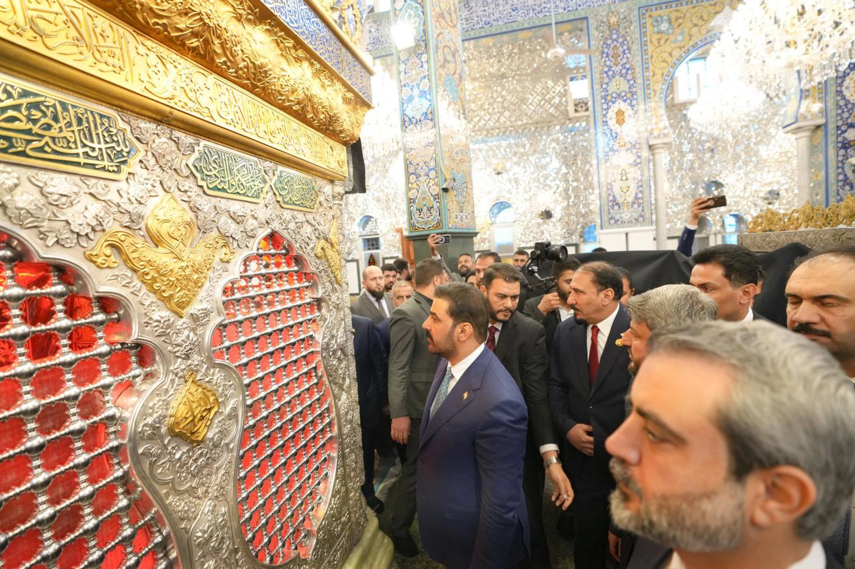 Image of Iraqi PM donates $10 million to key mosques in Syria