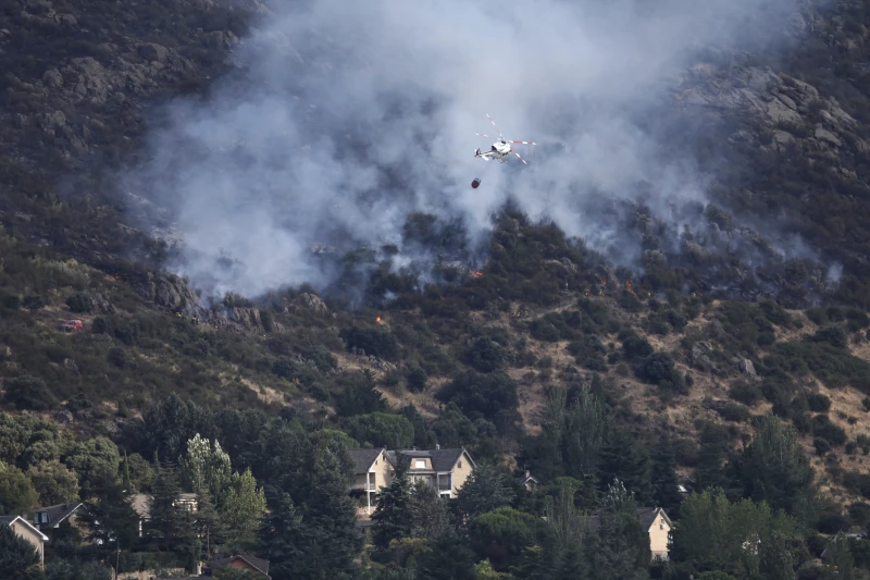 Wildfires send nearly 260,000 fleeing in France and Spain